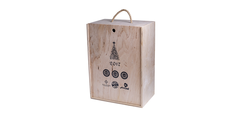 Дерев'яний ящик для новорічних подарунків